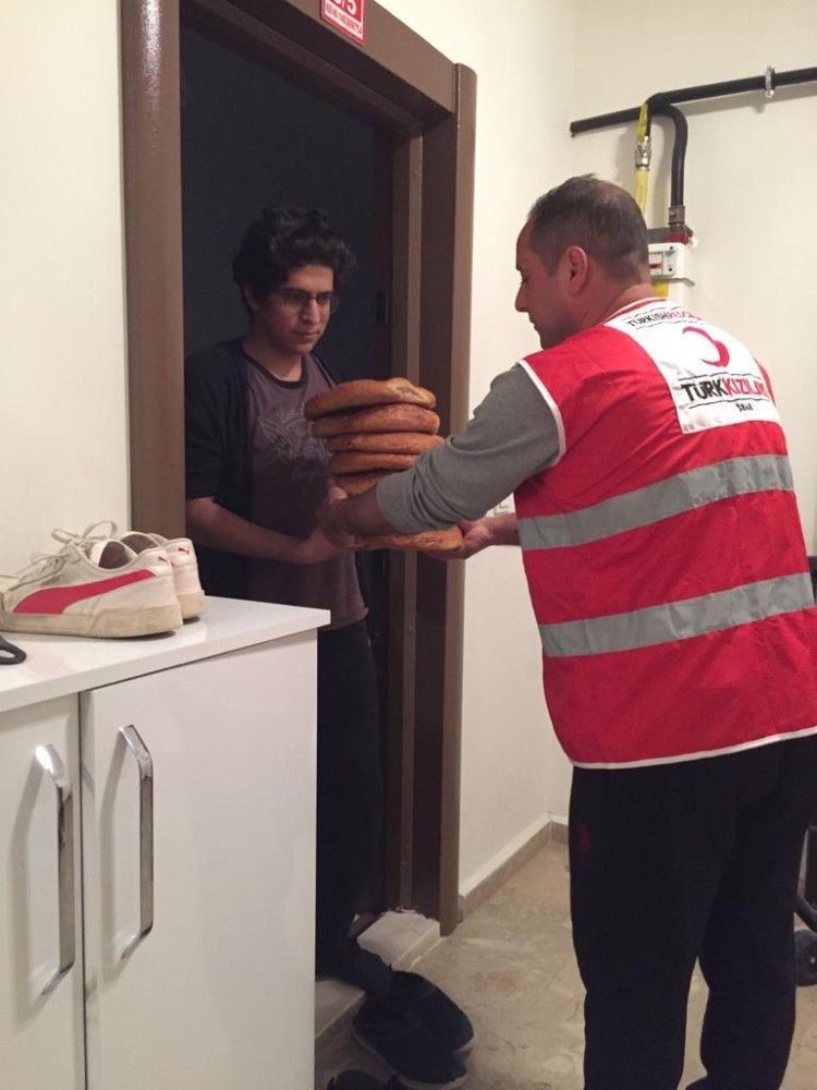 Evden çıkamayanlara Kızılay’dan Ramazan pidesi 
