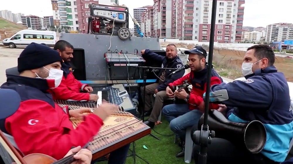 Evden çıkamayanlara seyyar konser 