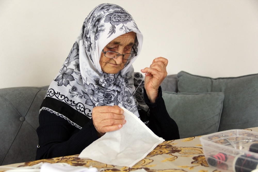 Evden çıkamayınca maske dikmeye başladı 