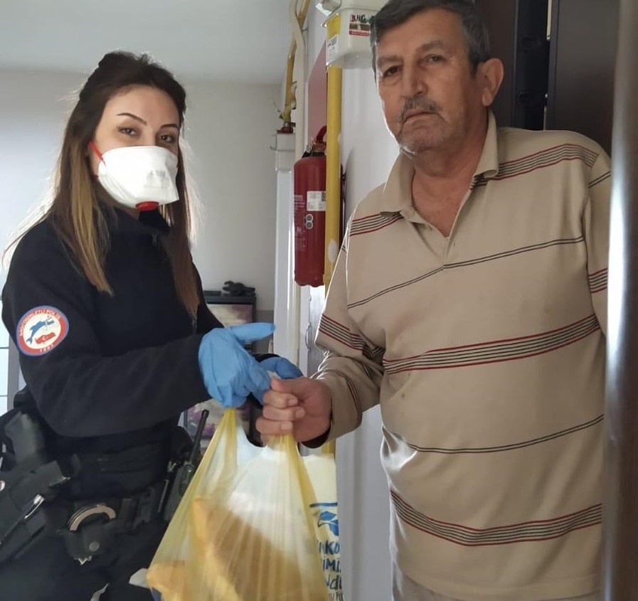 Evden çıkmaması istenen vatandaşın ihtiyaçlarını polis karşılıyor 