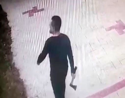 Evden çıkmayan kiracısına baltayla saldırdı!