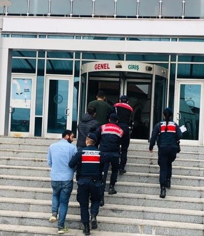 Evden hırsızlık yapan 3 kişi yakalandı 