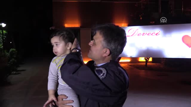 Evden kaçan 2 yaşındaki çocuğu vatandaşlar fark etti