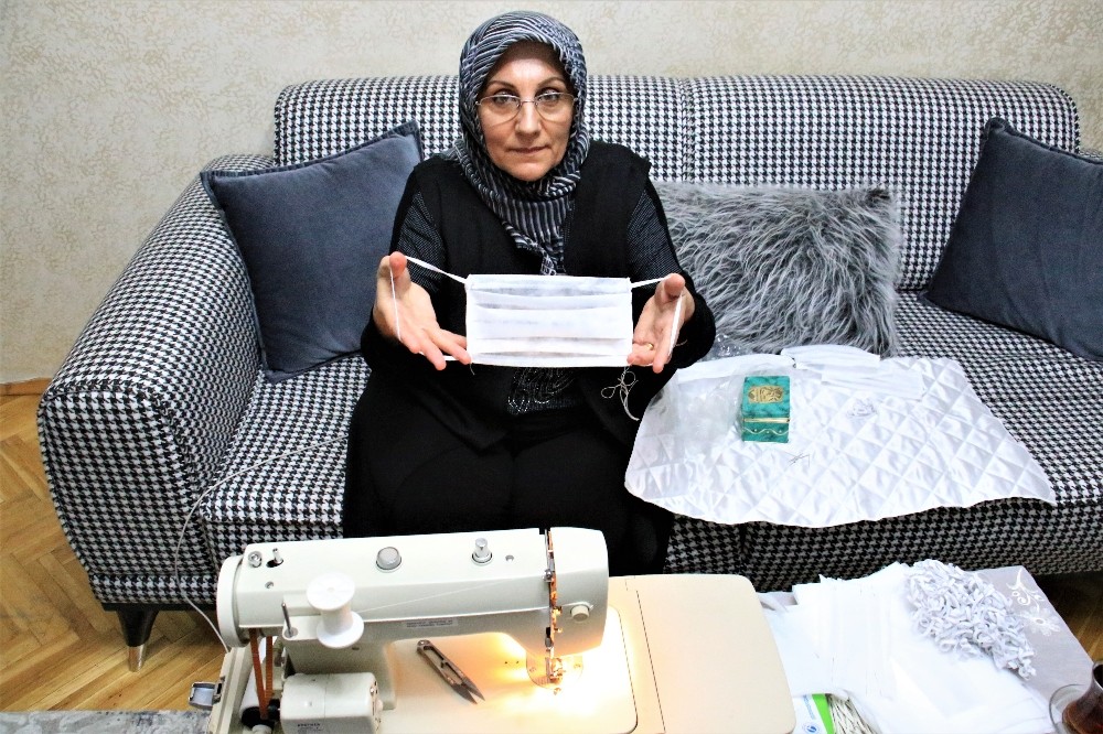 Evden sağlıkçılar için gönüllü olarak maske dikiyor 