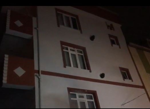 Eve atılan yanıcı madde yangın çıkardı, 5 kişi hastanelik oldu 