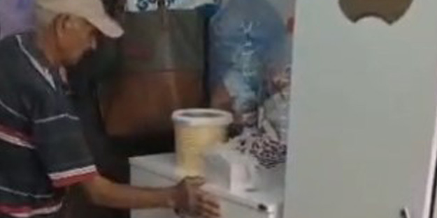 Eve giren engerek yılanı paniğe neden oldu