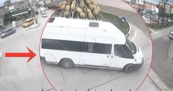 Eve giren hırsız, kapıdan minibüsü böyle çaldı