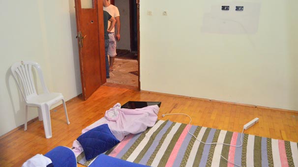 Eve giren hırsızı vatandaşlar enseledi