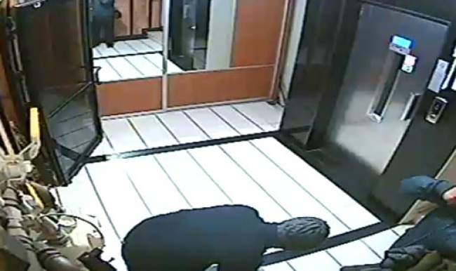 Eve giren hırsızlar soyup soğana çevirdiler