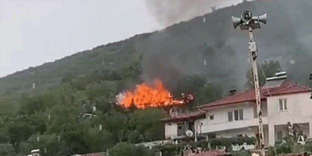 Eve yıldırım düştü! Tamamen küle döndü