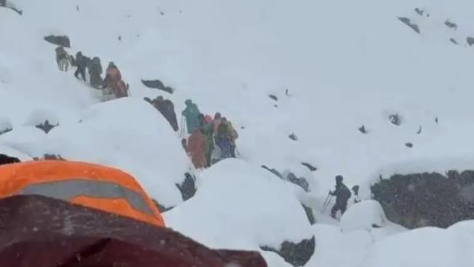 Everest'te mahsur kaldılar
