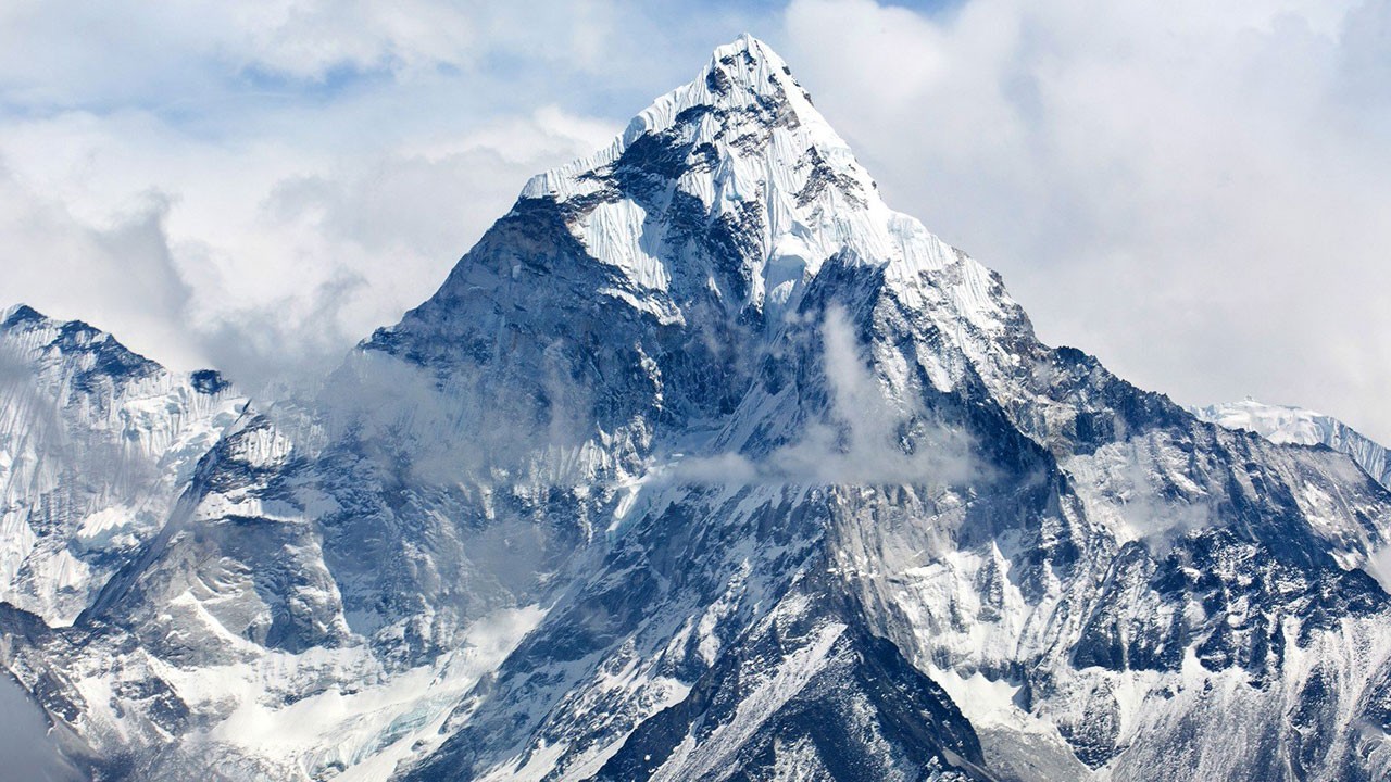 Everest'te felaket: En az 1000 kişi fırtınada mahsur kaldı