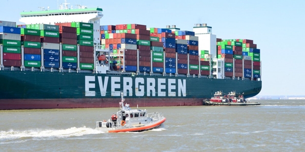 Evergreen'in bir gemisi daha karaya oturdu!