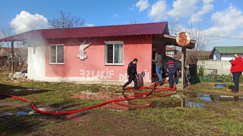 Evi ateşe verdi, itfaiye girmesin diye kapının arkasına eşya koydu 