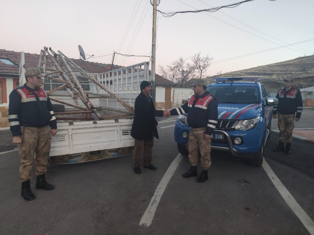 Evi için aldığı demir çatı makası çalındı, şüpheliyi JASAT yakaladı 