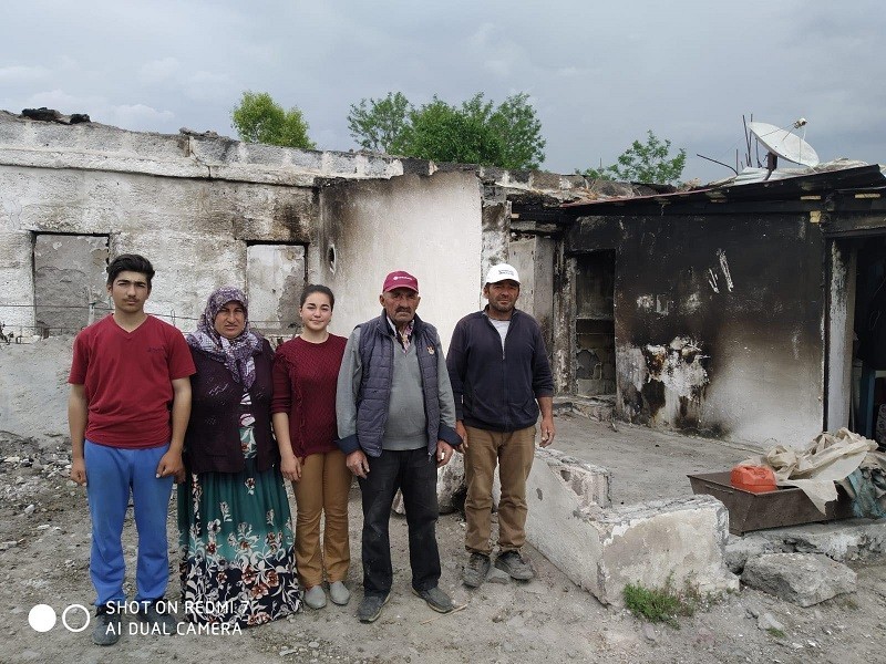 Evi yanan aileye ilk destek devletten 