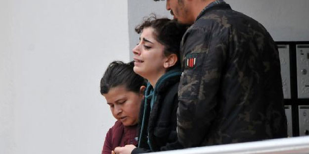 Evi yanan anne, ağlayan kızını teselli etti