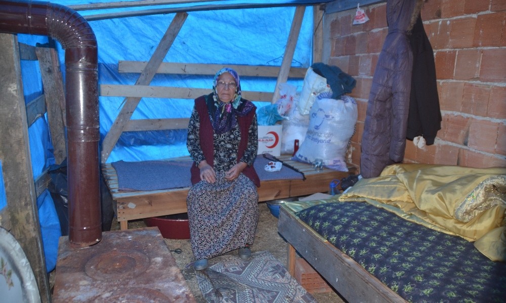 Evi yanan yaşlı kadın çadırda yaşam mücadelesi veriyor 