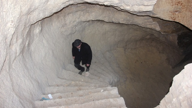 Evin altından tarihi mağara çıktı