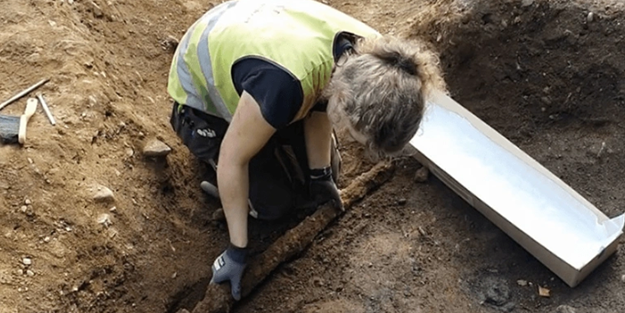 Evin altını kazdılar! Mezar bulunca kazmaya devam ettiler, sonra buldukları şeyi görünce hemen ekipleri aradılar