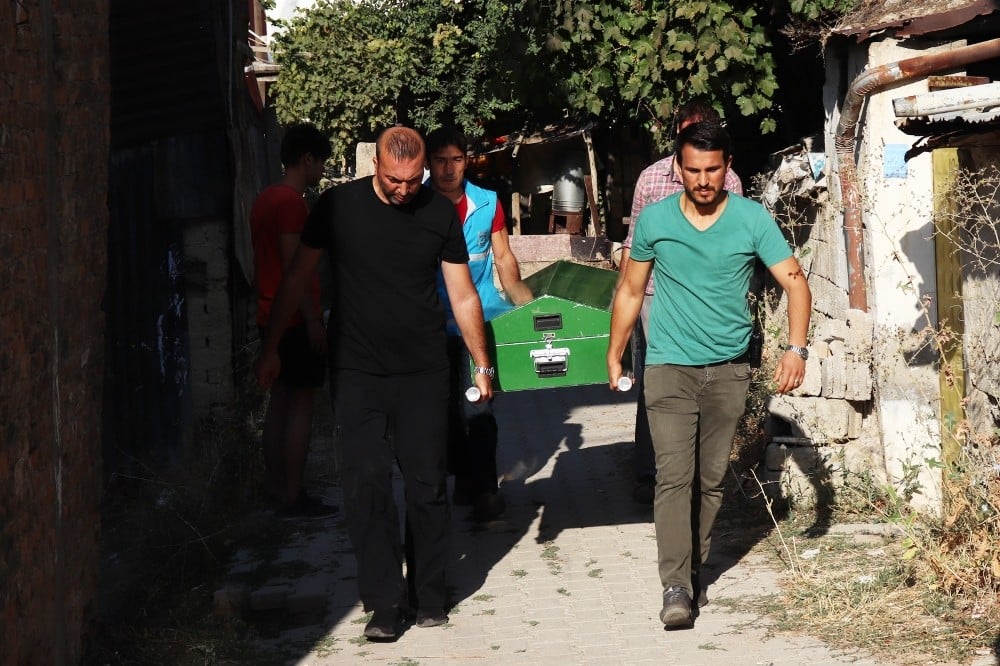 Evin bahçesindeki kanepede ölü bulundu 