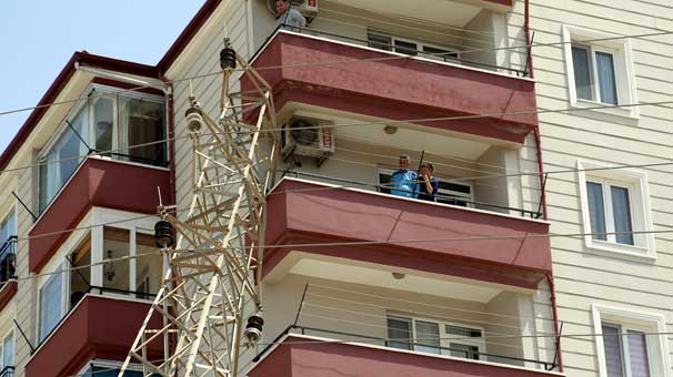 Evin balkonuna yüksek gerilim hattı direği devrildi