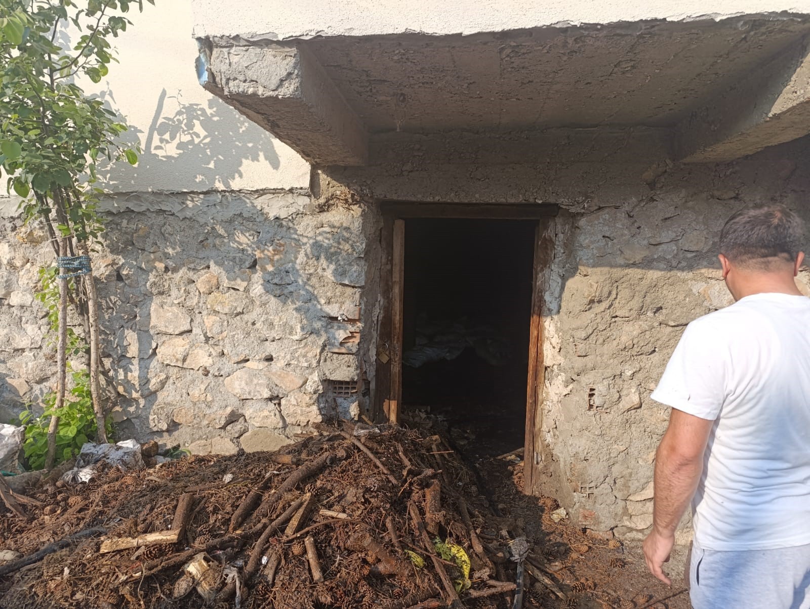 Evin bodrumunda çıkan yangın büyümeden söndürüldü