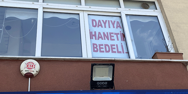 Evin camına asılan pankart şaşırttı! Görenler anlam veremedi