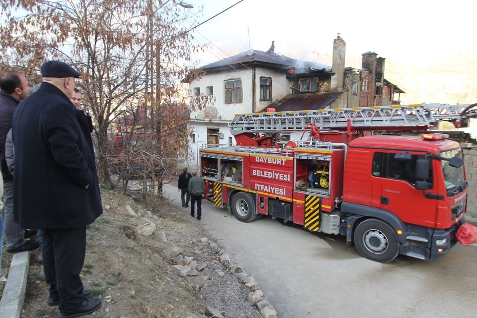 Evin çatısında çıkan yangın paniğe neden oldu 