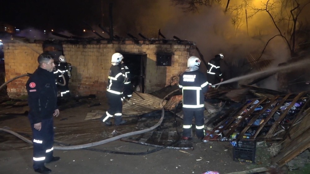 Evin deposunda çıkan yangın korkuya neden oldu 