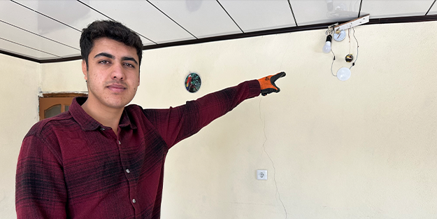 Evin duvarına asıp test etti! Yüksekovalı gençten deprem için ilginç icat