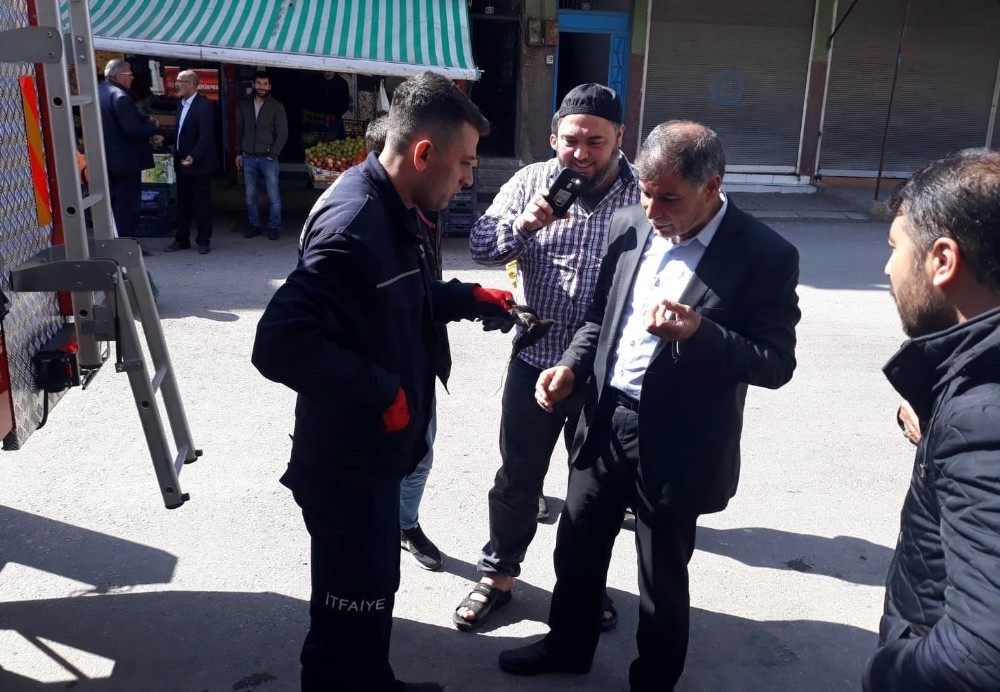 Evin duvarındaki ipe asılı kalan ebabil kuşunu itfaiye kurtardı 