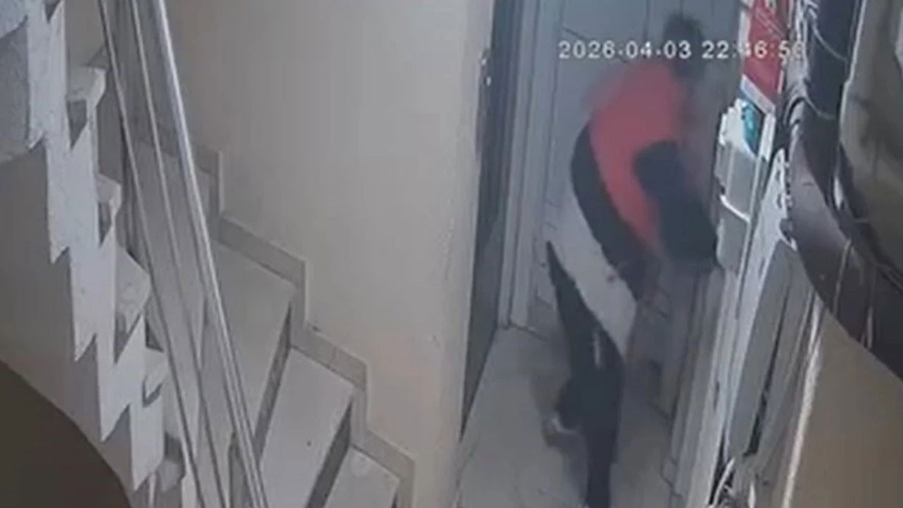 Evin kapısını açamayan hırsız, kapıya tuvaletini yapıp kaçtı