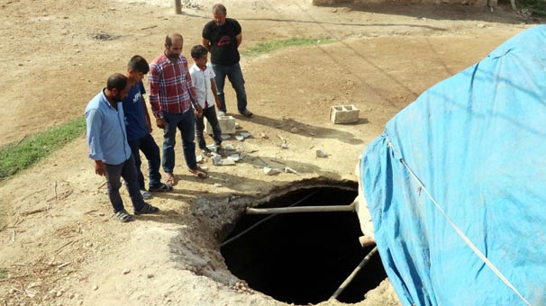 Evin önünde oluşan obruk korkutuyor
