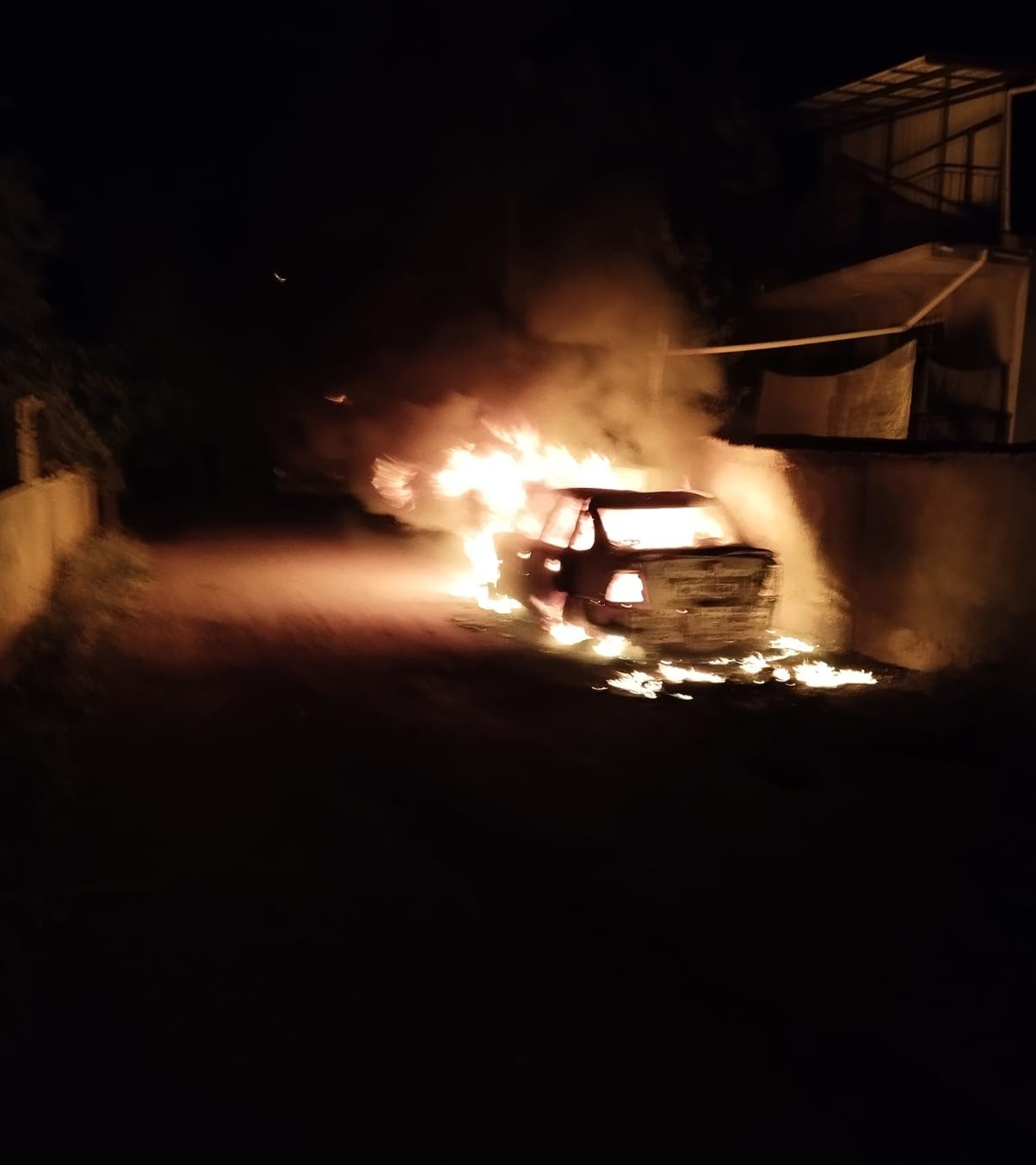 Evin önündeki iki aracı ateşe verdiler