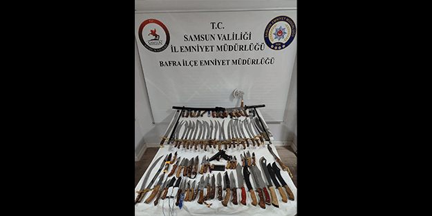 Evinde 24 kılıç ele geçirildi