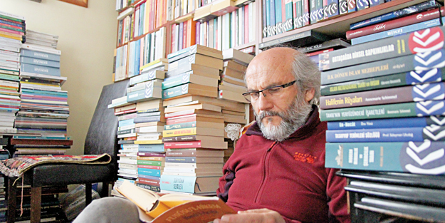 Evinde 30 bin kitapla yaşıyor