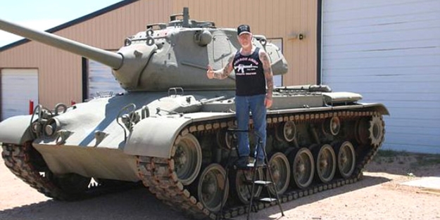 Evinde bir orduya yetecek kadar silah var!