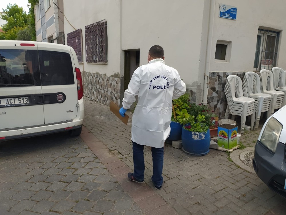Evinde fenalaşan kadın ambulansla hastaneye götürülürken öldü 