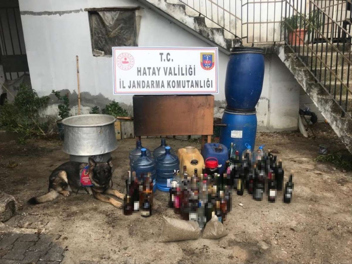 Evinde kaçak içki üretirken enselendi