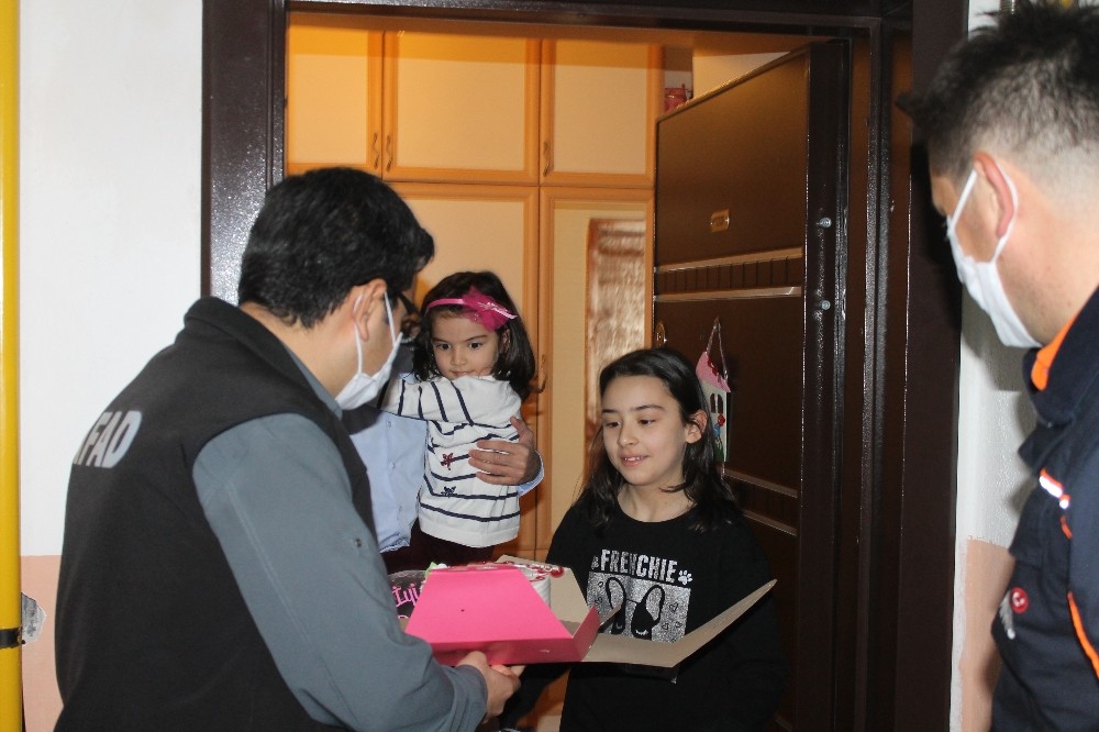 Evinde kalan öğrencilere 23 Nisan’da sürpriz doğum günü 