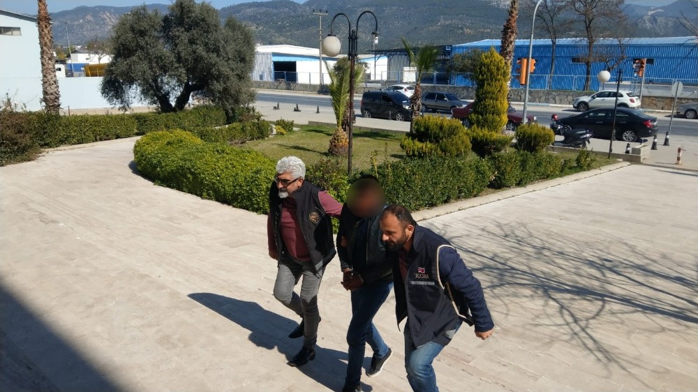Evinde kenevirle yakalandı 