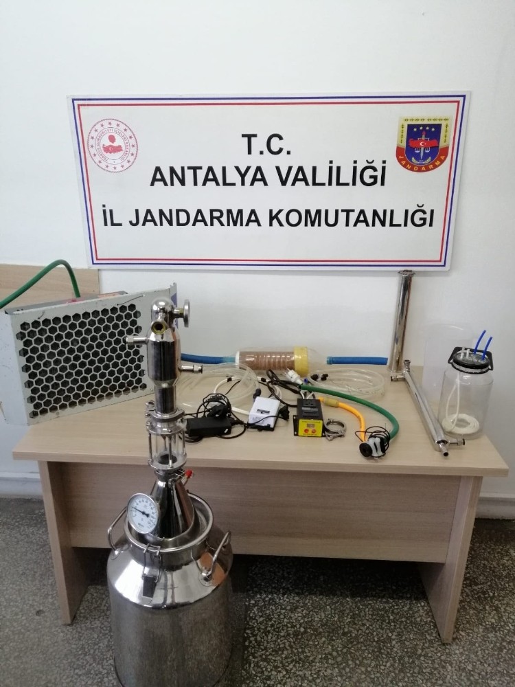 Evinde kurduğu alkol imalatı düzeneğini sosyal medyada paylaşınca yakalandı 