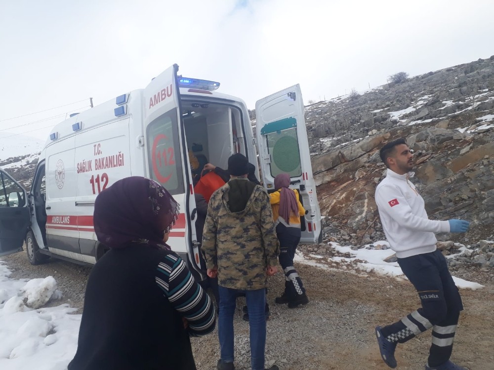 Evinde mahsur kalan felçli kadını karla mücadele ekipleri kurtardı 