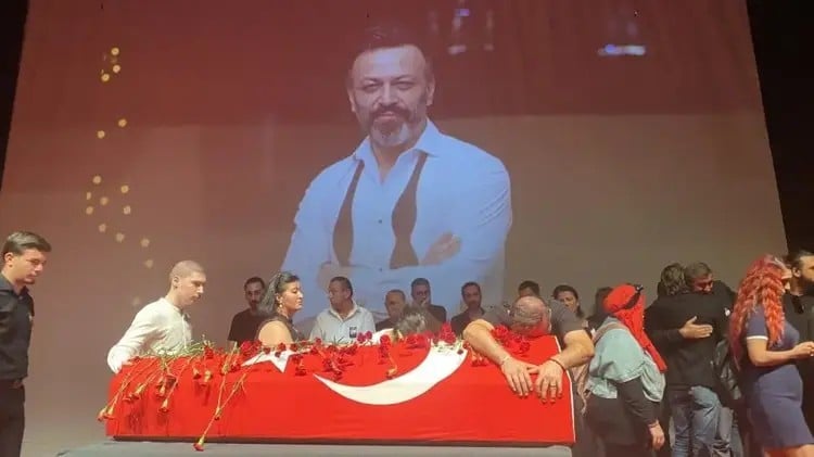 Evinde ölü bulunan ünlü oyuncu Serhat Kılıç son yolculuğuna uğurlandı! Anma töreninde Hristiyan ayinlerini aratmayan skandal müzik detayı!