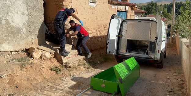 Evinde ölü bulundu