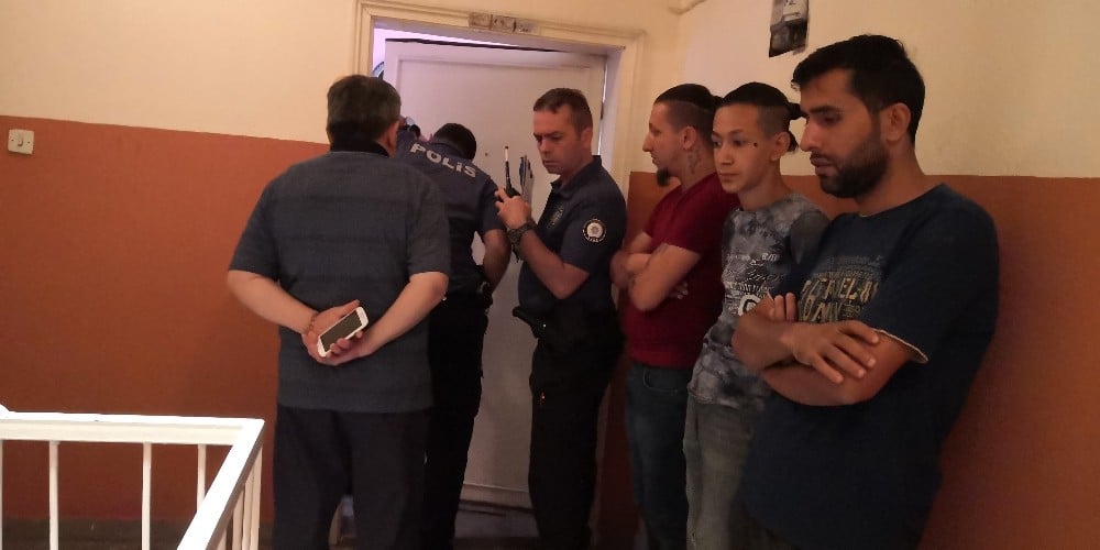 Evinde ölü olarak bulundu 