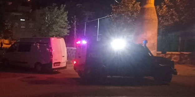 Evinde otururken maganda kurşunuyla başından vuruldu