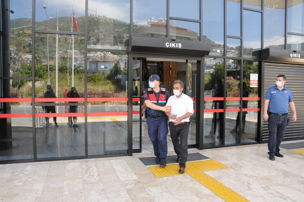 Evinde uyuşturucu yetiştiren baba ve oğlu yakalandı 