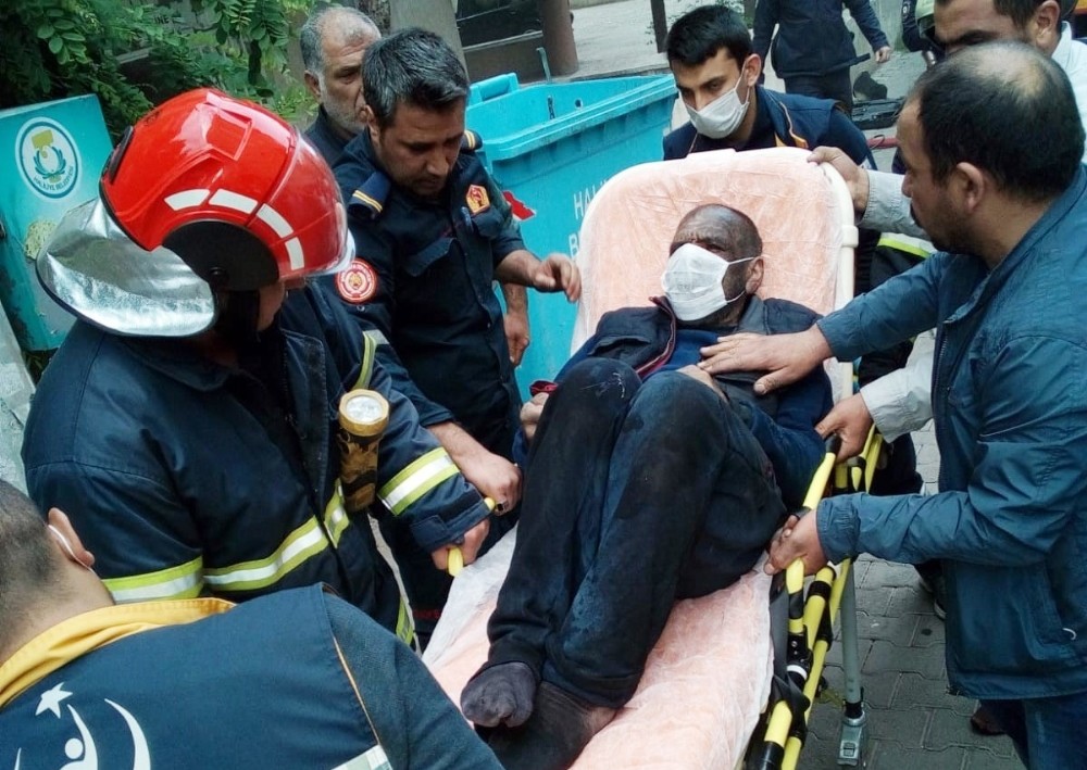 Evinde yangın çıkan engelli adamı itfaiye kurtardı 